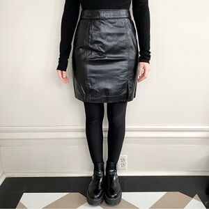 The Leather Ranch 100% genuine leather mini skirt. 🖤